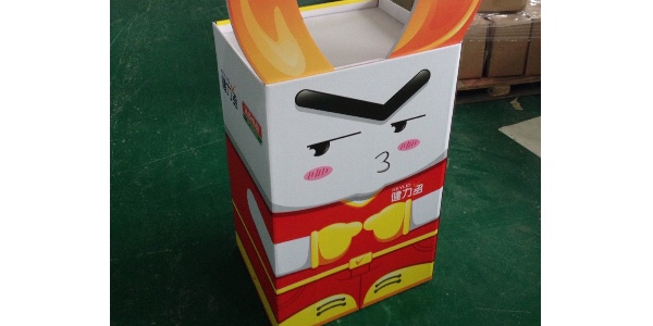 為什么紙展架的大貨材料看起來比樣品材料差？